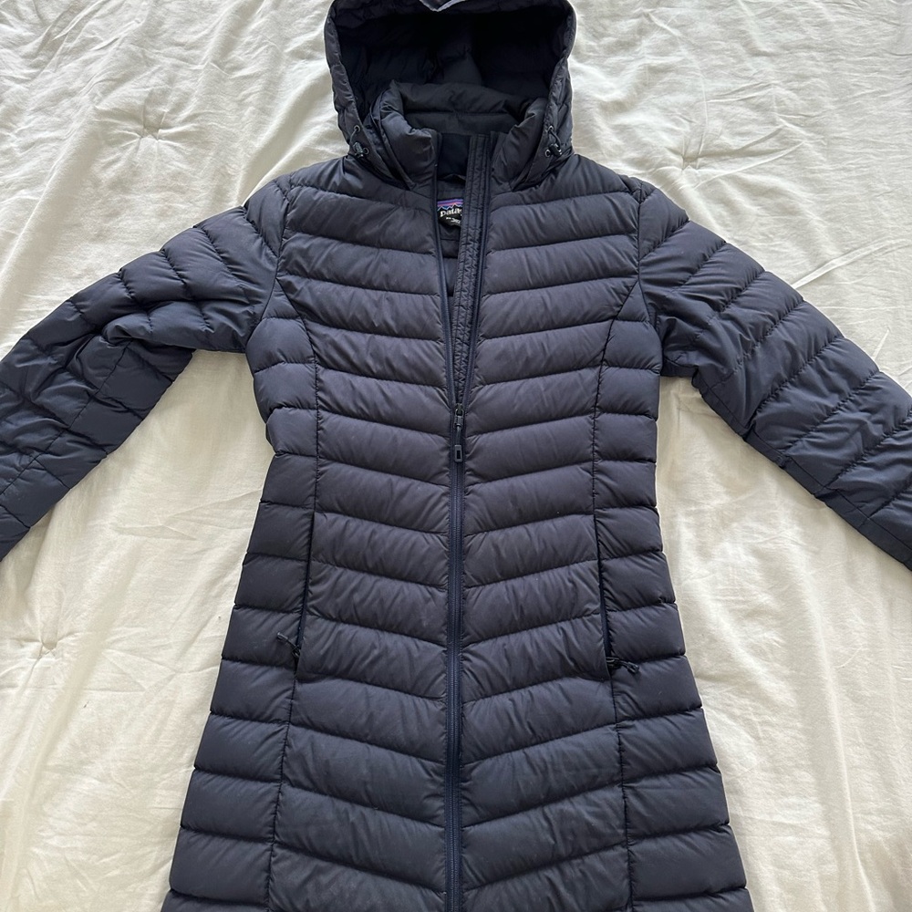 Women's navy Patagonia Hooded down Jacket